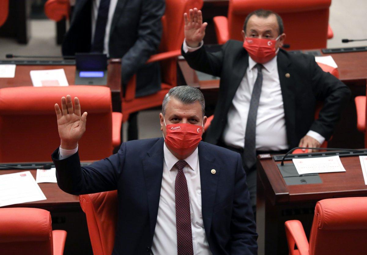 CHP'li vekillere Atatürk imzalı maske dağıtıldı