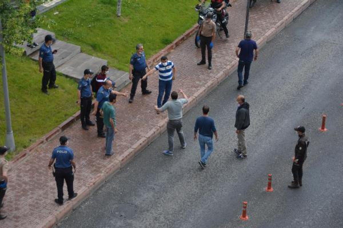 'Sosyal mesafe' uyarısı yapılınca kendisine zarar verdi