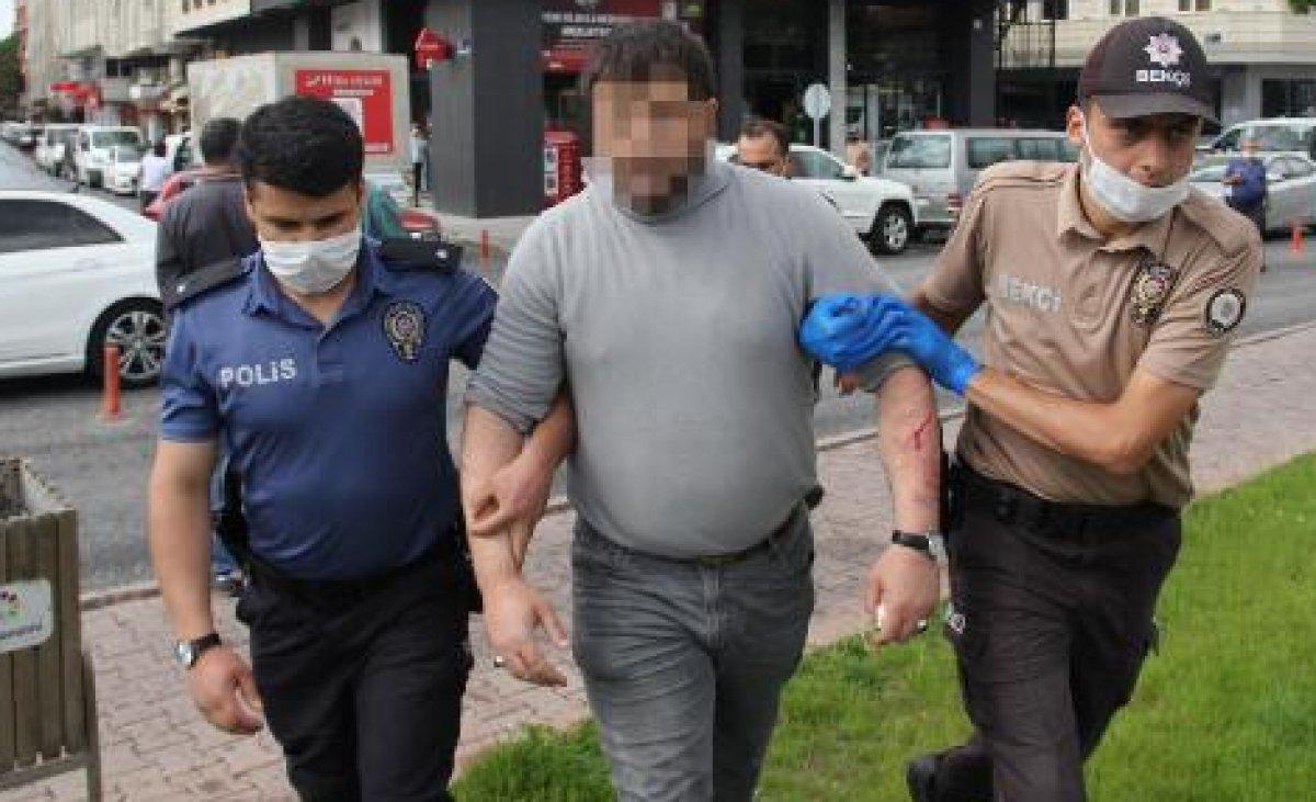 'Sosyal mesafe' uyarısı yapılınca kendisine zarar verdi