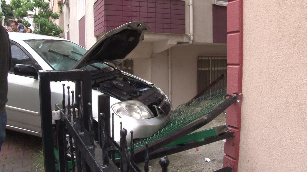 Ataşehir'de freni tutmayan araç bahçeye girdi
