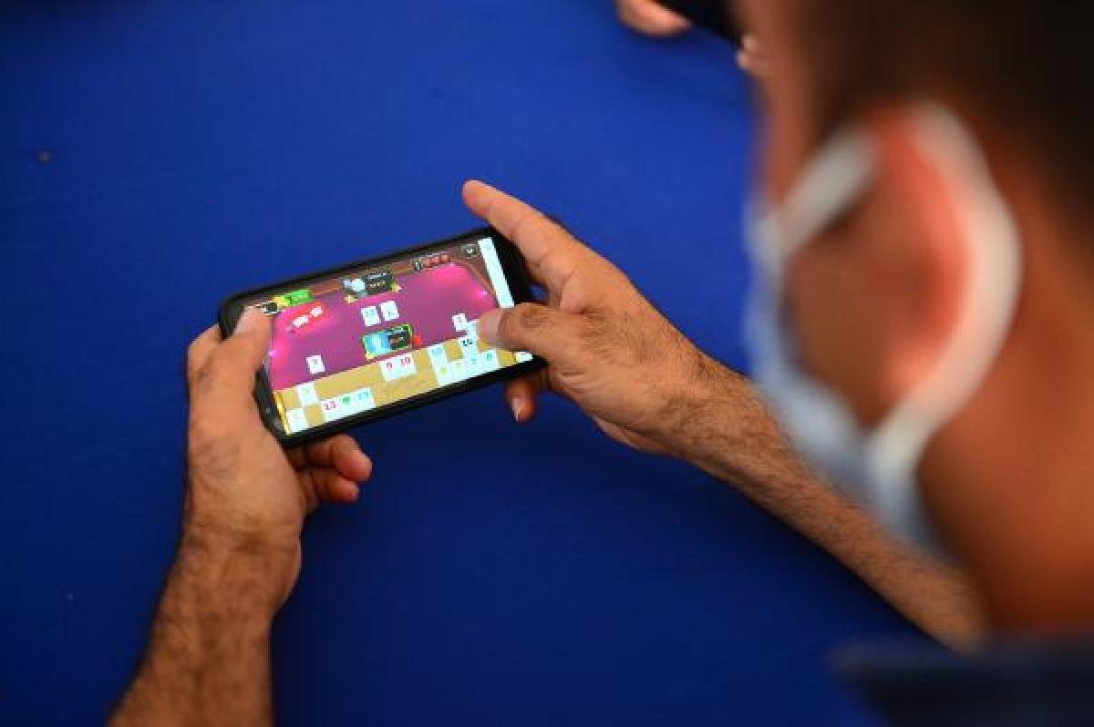 Kahvehanede cep telefonuyla okey oynadılar