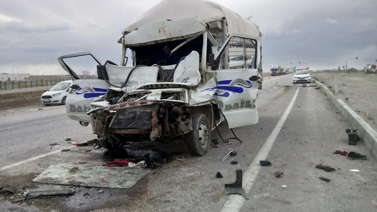 Konya'da kamyonet tıra çarptı: 1 ölü 1 yaralı
