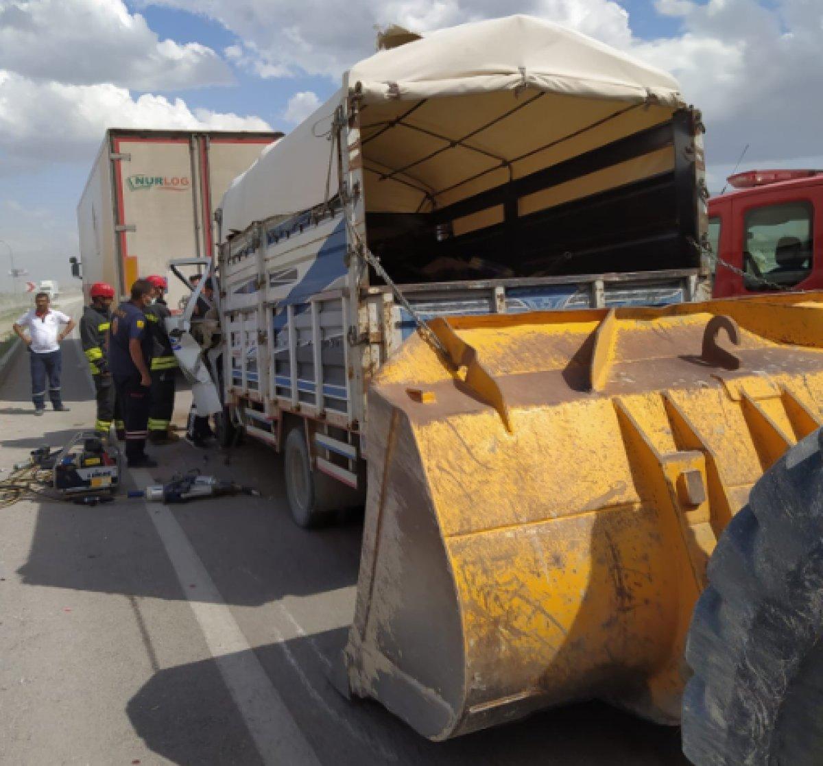 Konya'da kamyonet tıra çarptı: 1 ölü 1 yaralı