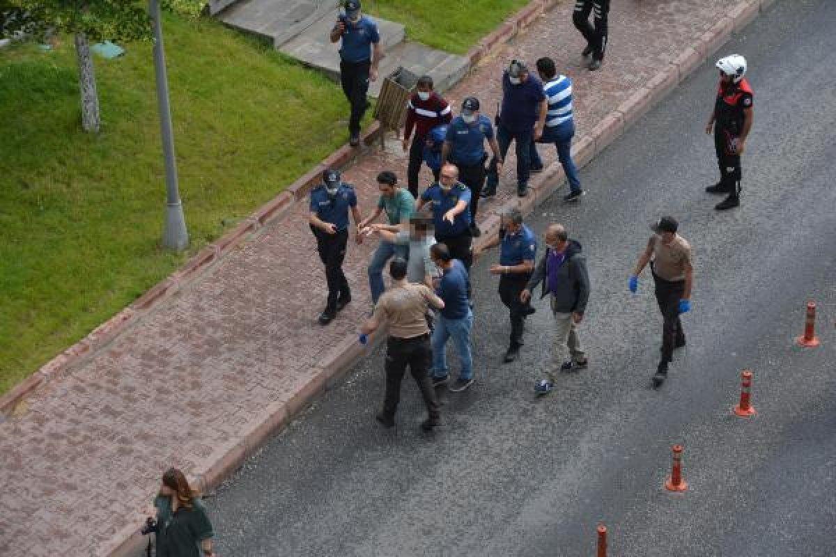 'Sosyal mesafe' uyarısı yapılınca kendisine zarar verdi