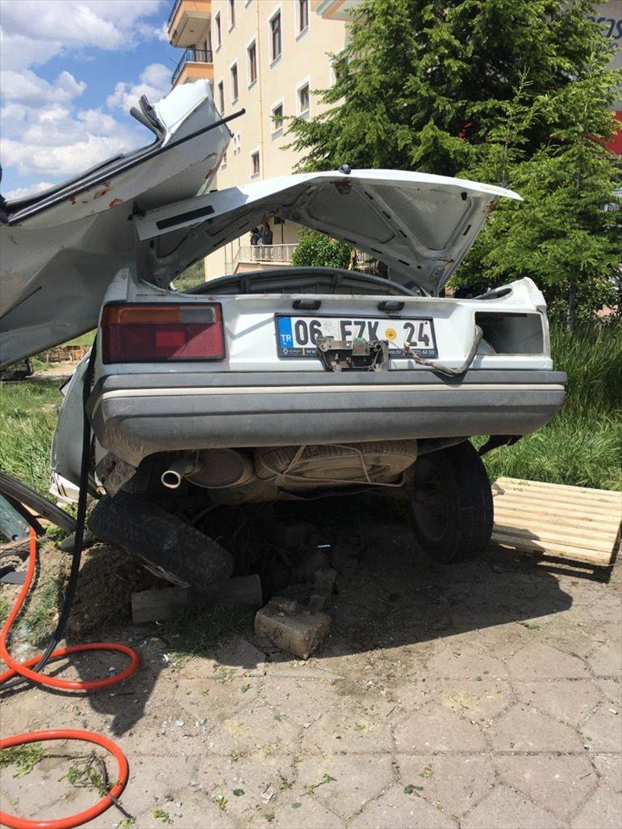 Ankara'da kontrolden çıkan araç durağa çarptı: 1 ölü