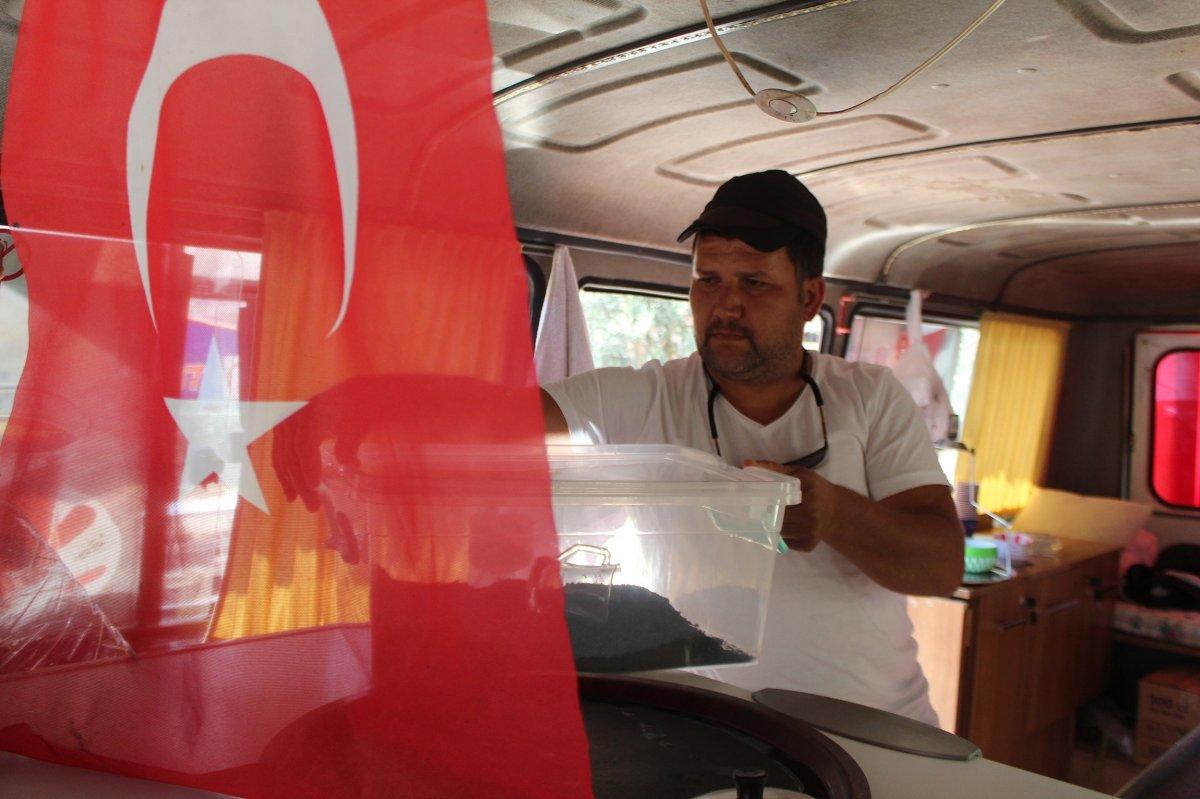 Şehit cenazelerinde yaptığını görenler şaşırıyor