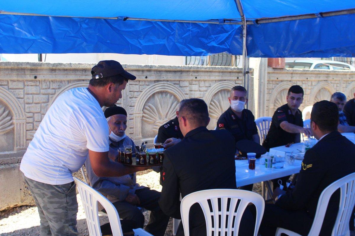 Şehit cenazelerinde yaptığını görenler şaşırıyor