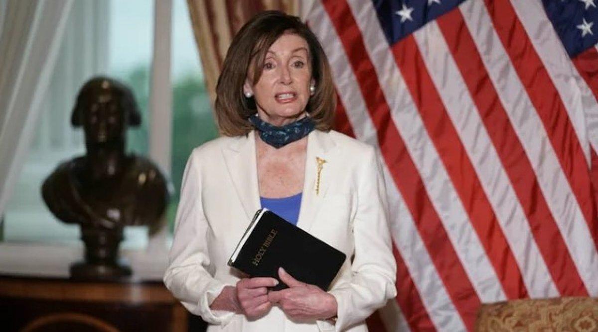 Pelosi'den Trump'a İncil'li tepki: Yangına körükle gitme