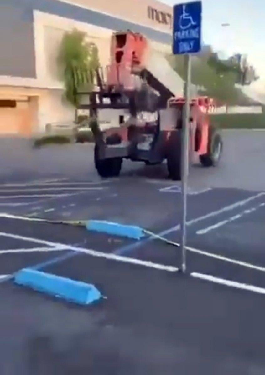 ABD'de süpermarketin kapısını iş makinesiyle kırdılar