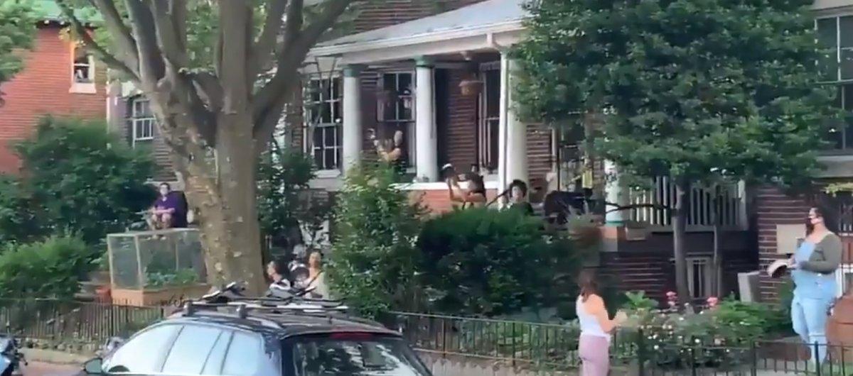 Amerikalılar tencere tava çalarak Trump'ı protesto etti