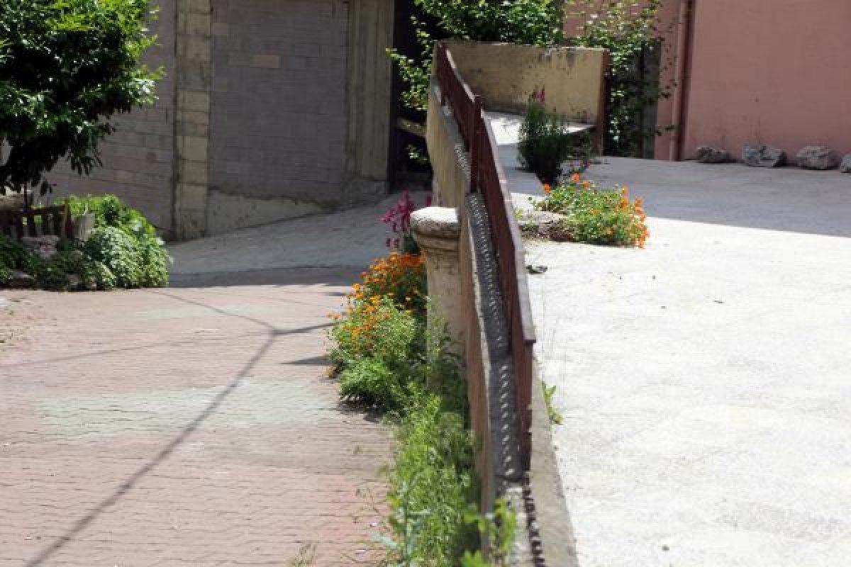 Bolu'da tarihi sütunun üstüne duvar ördüler