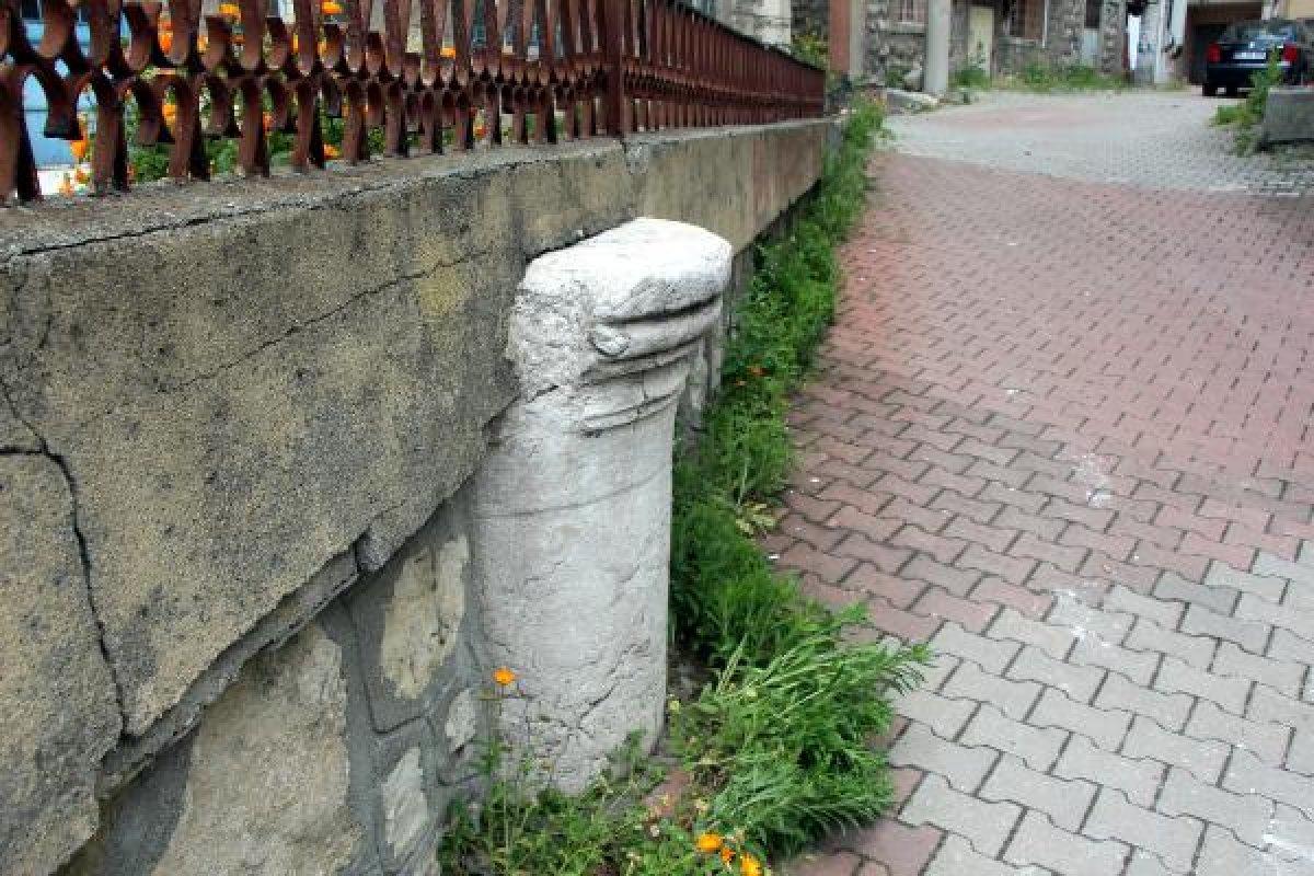Bolu'da tarihi sütunun üstüne duvar ördüler