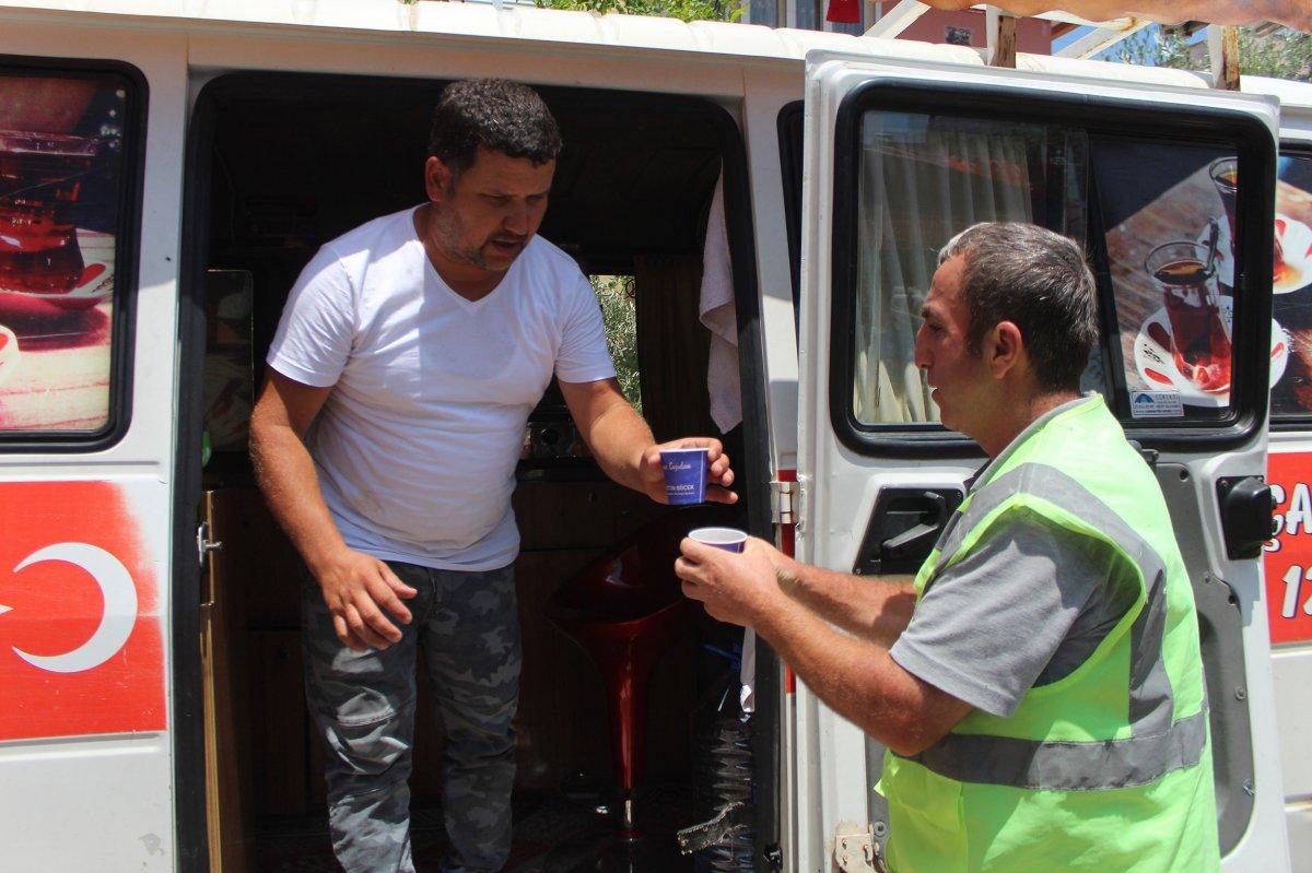 Şehit cenazelerinde yaptığını görenler şaşırıyor