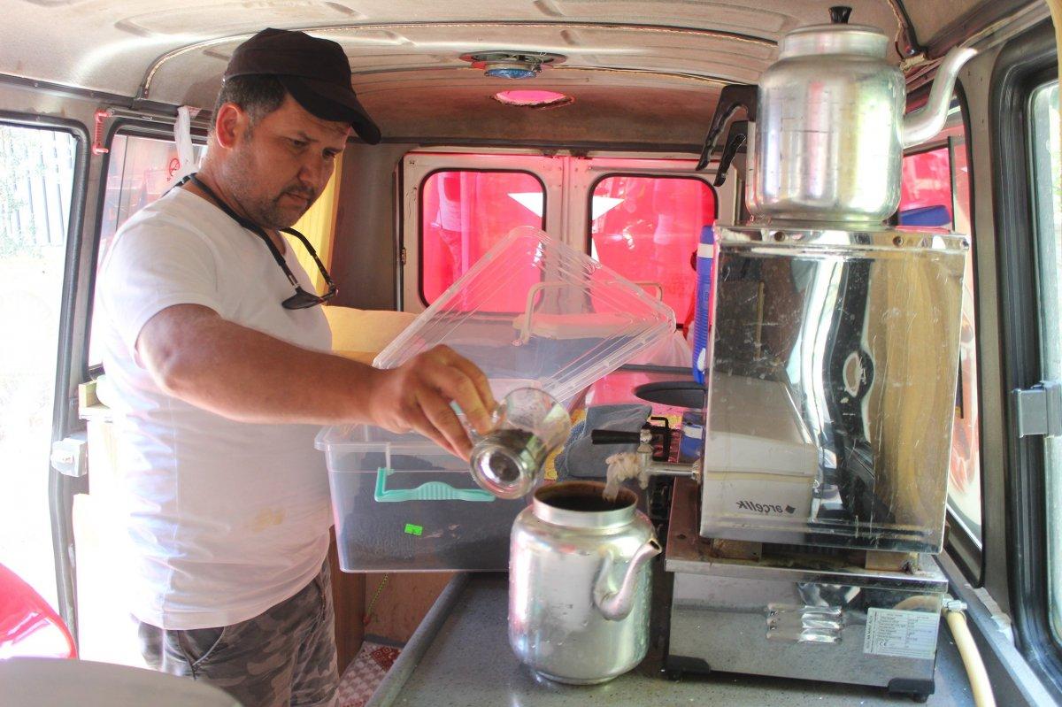 Şehit cenazelerinde yaptığını görenler şaşırıyor