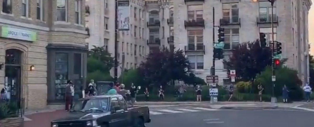 Amerikalılar tencere tava çalarak Trump'ı protesto etti