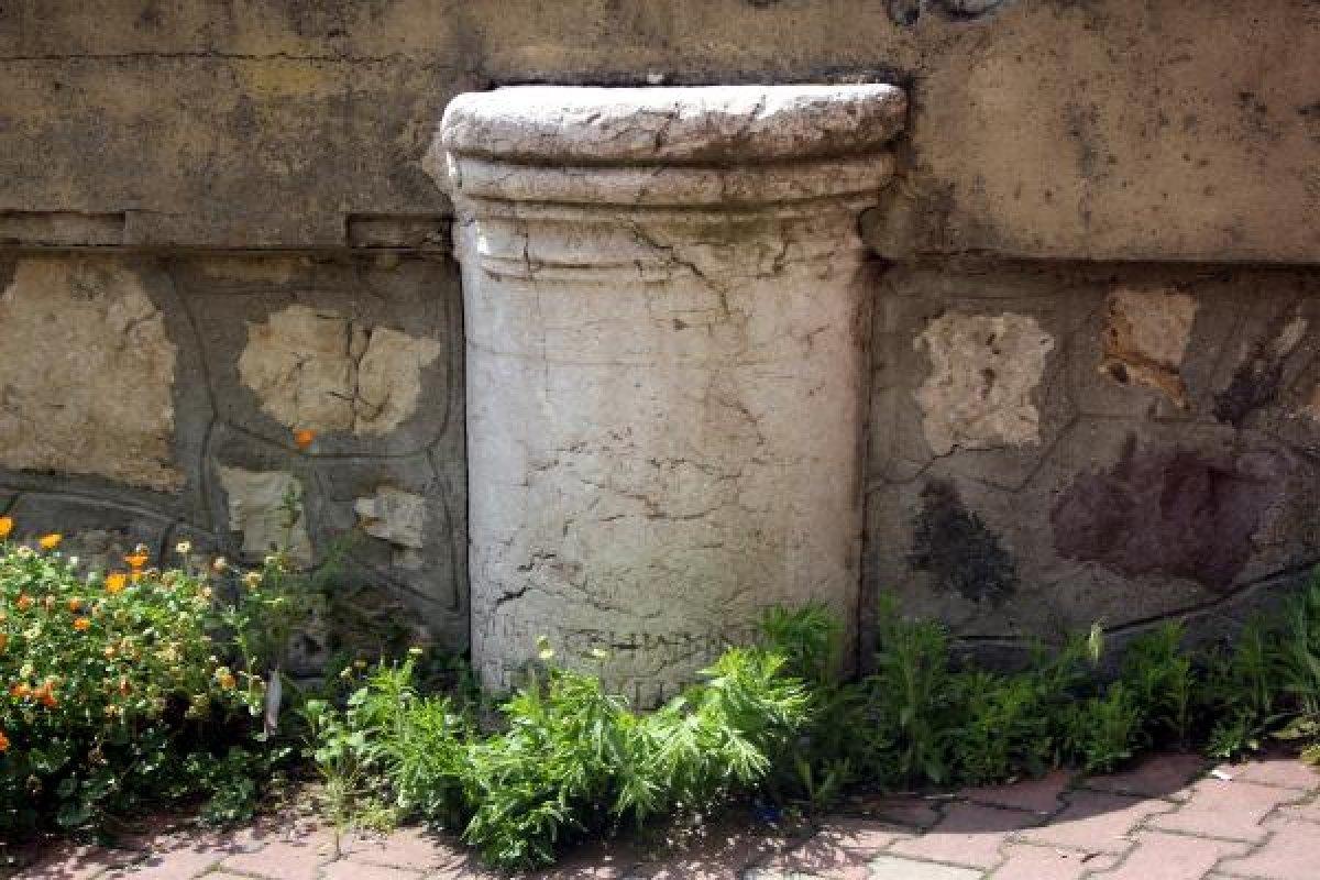 Bolu'da tarihi sütunun üstüne duvar ördüler