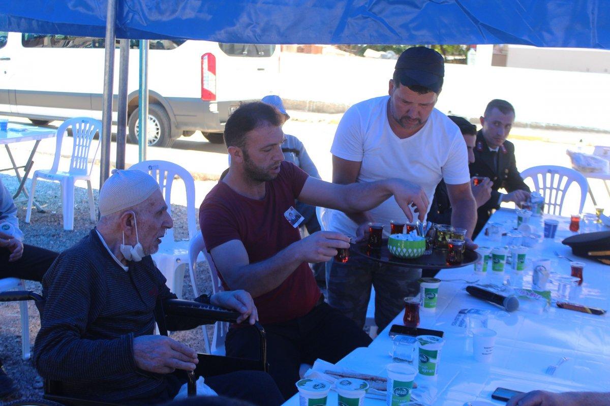 Şehit cenazelerinde yaptığını görenler şaşırıyor