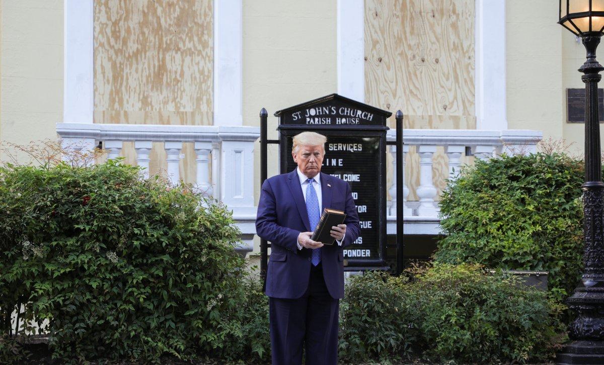 Evanjelistler'den Trump'ın İncil pozuna destek