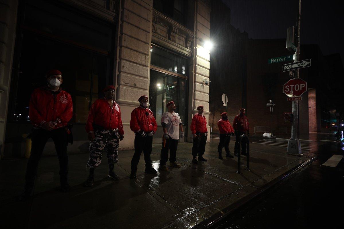 New York'ta 'Koruyucu melekler' yağmalara karşı nöbette