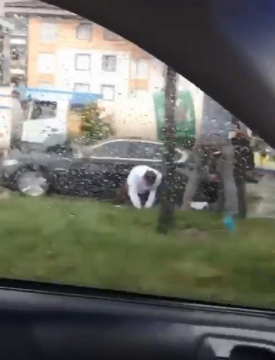 Sultangazi'de minibüs kadına çarptı, 20 metre sürükledi