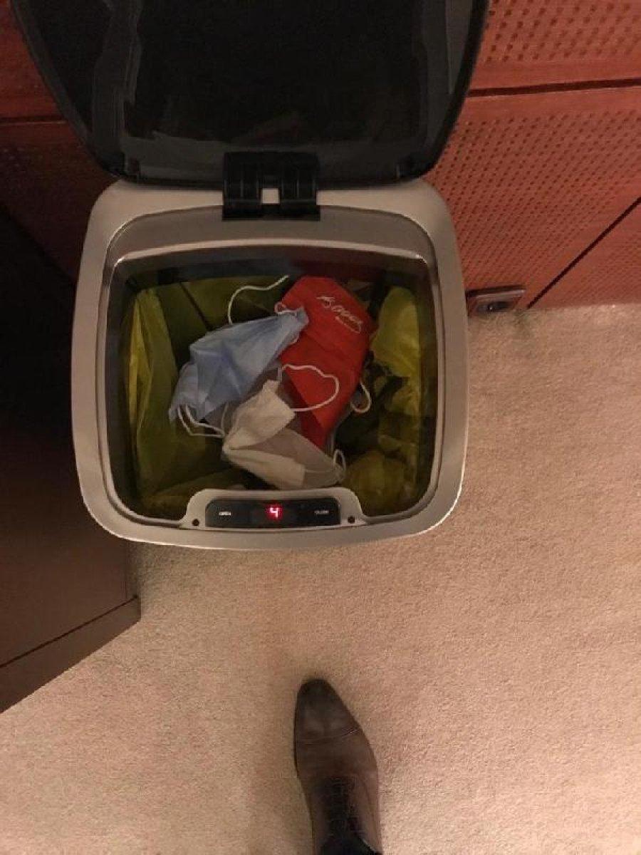 CHP'nin Atatürk imzalı maskesi çöpe atıldı