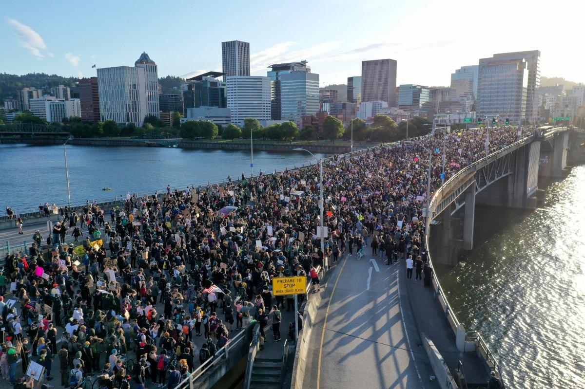 Ruhani: Trump'ın İncil'e el uzatması utanç verici
