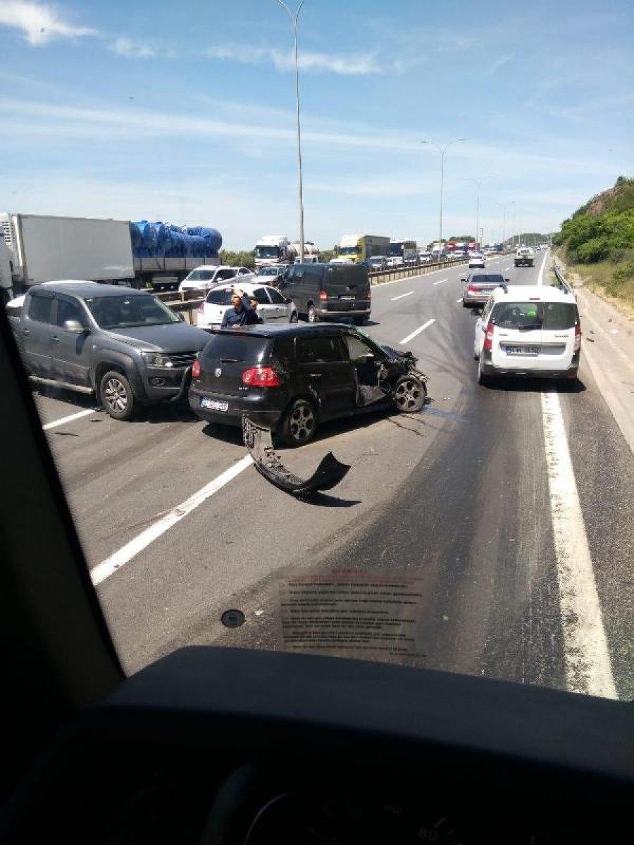 Kocaeli'de kaza yapıp araçtan inenlere otomobil çarptı