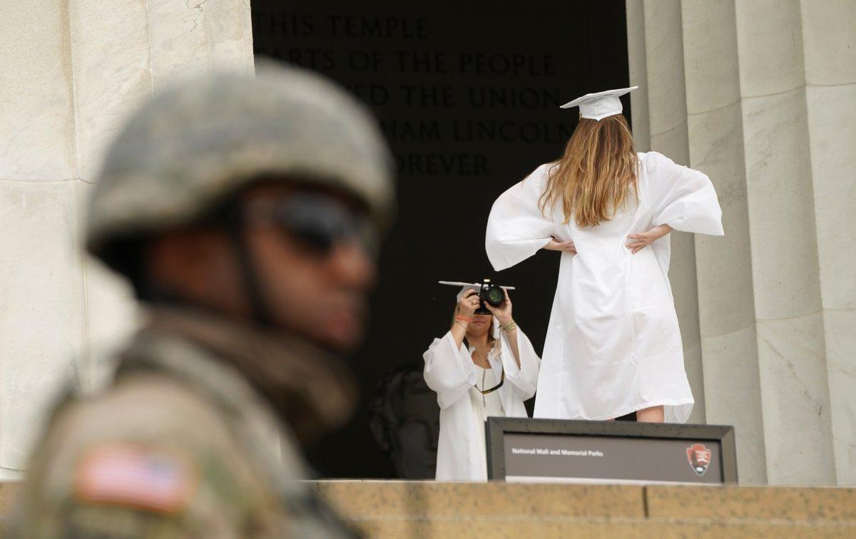 ABD'de asker gölgesinde mezuniyet