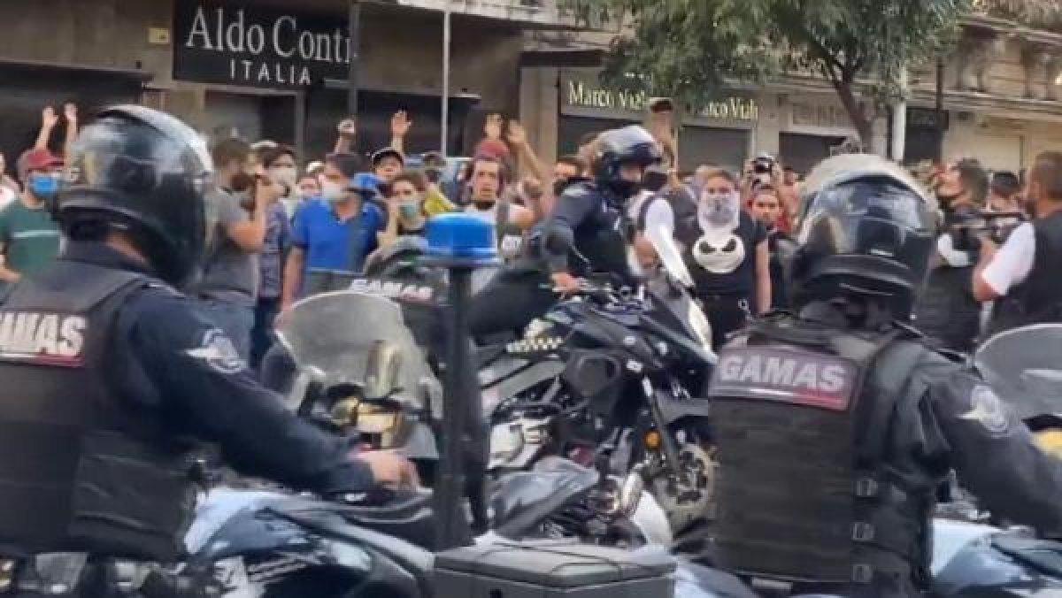 Meksika'da polis memuru ateşe verildi