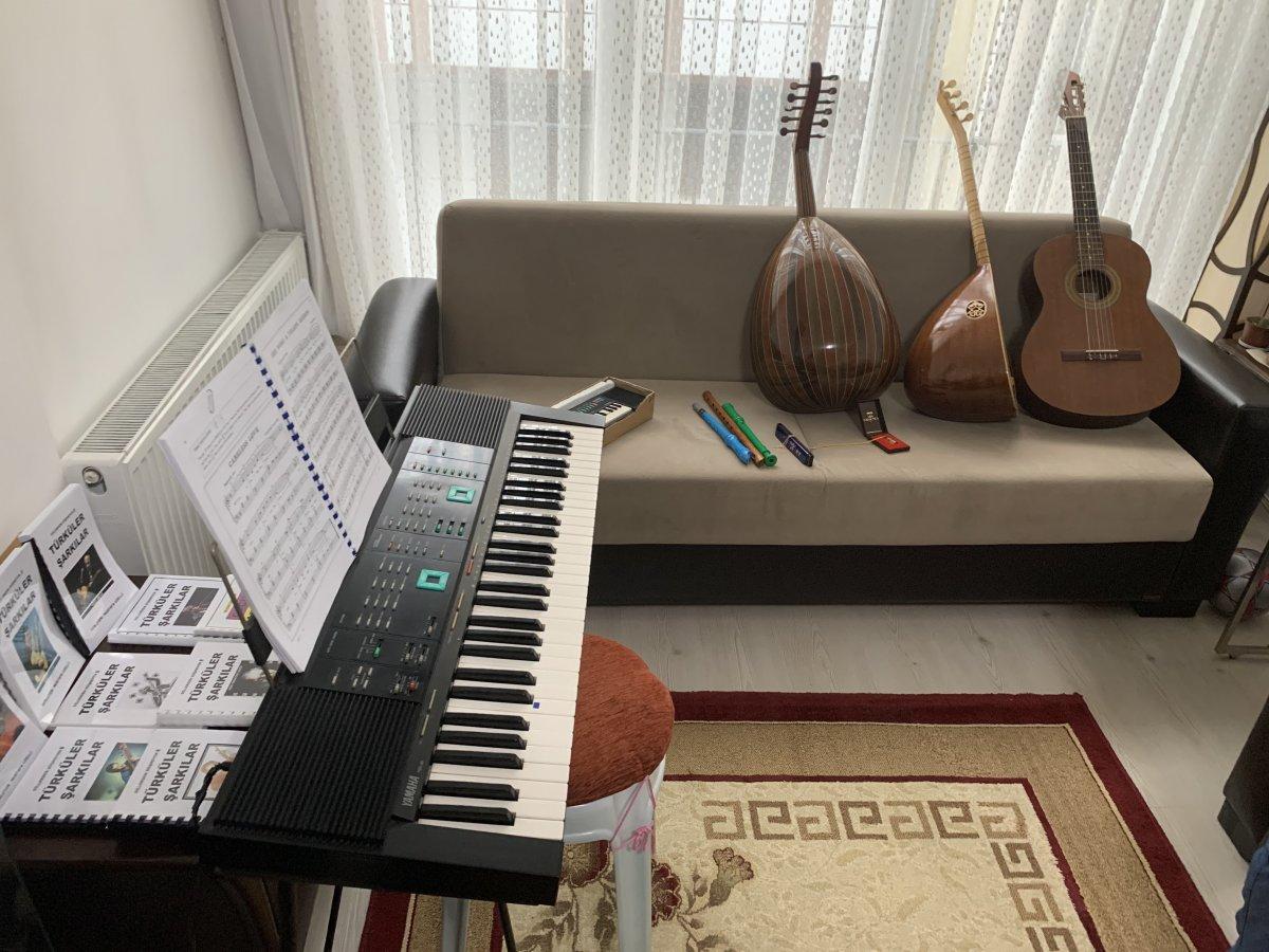 Evine sığdıramayacağı kadar çok müzik aletini çalabiliyor