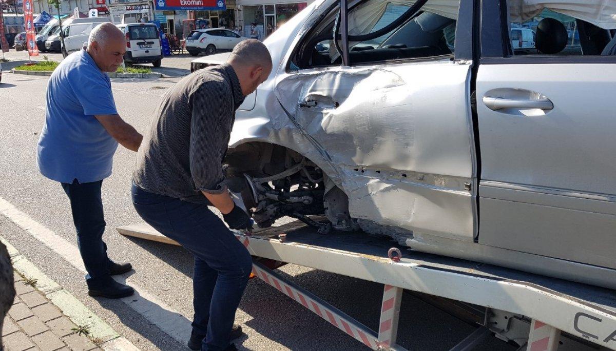 Bursa'da kontrolden çıkan otomobil direğe çarptı