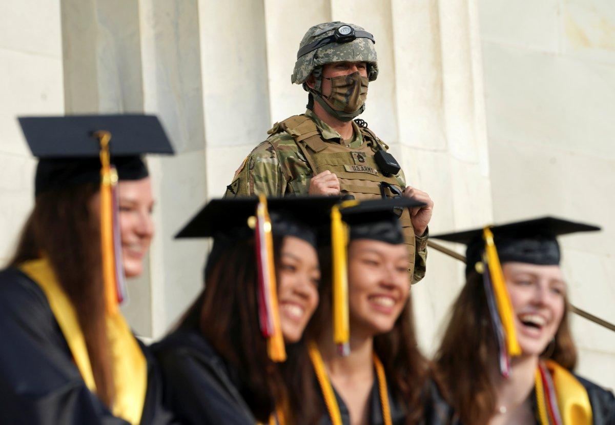 ABD'de asker gölgesinde mezuniyet