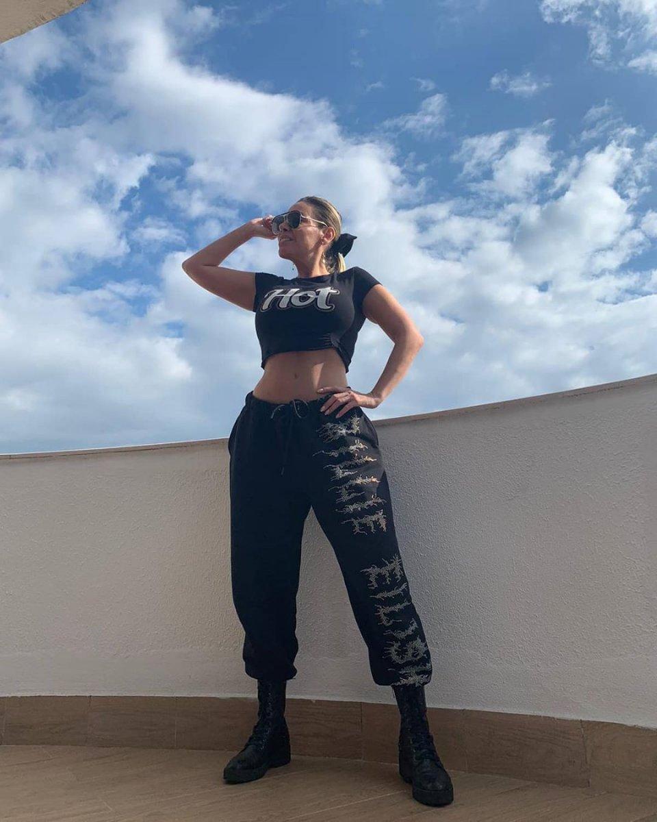 Linet'ten bikinili paylaşım