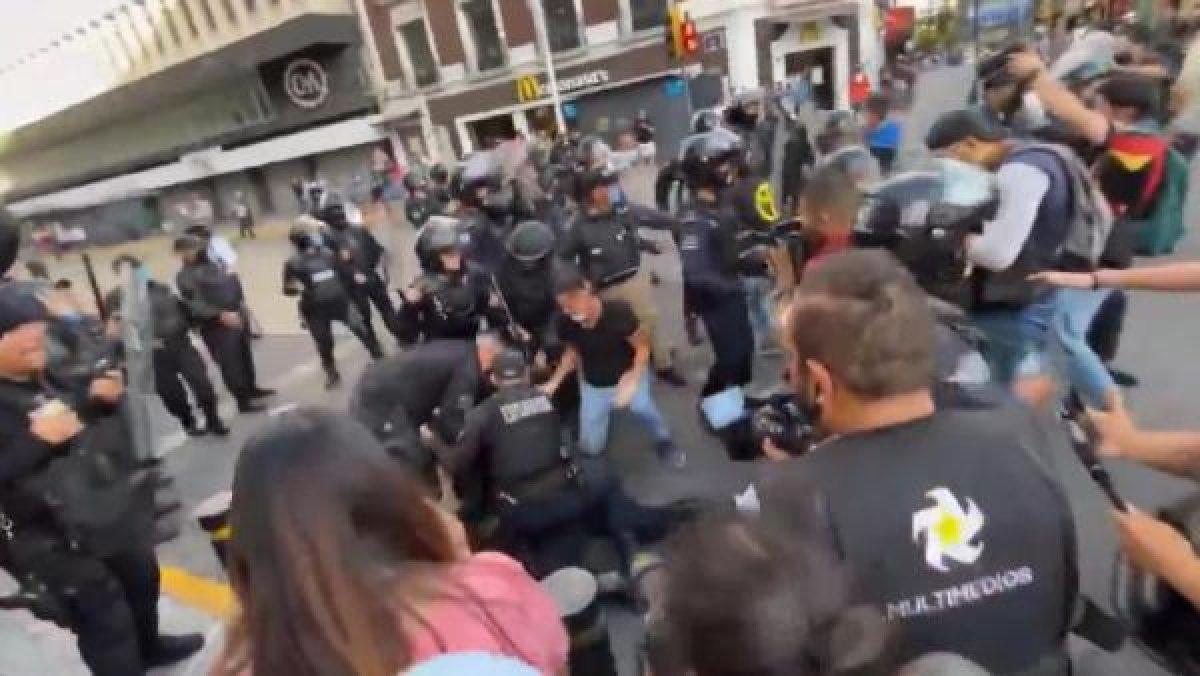 Meksika'da polis memuru ateşe verildi