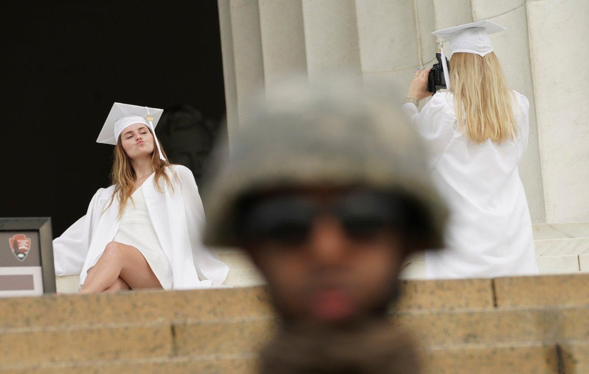 ABD'de asker gölgesinde mezuniyet