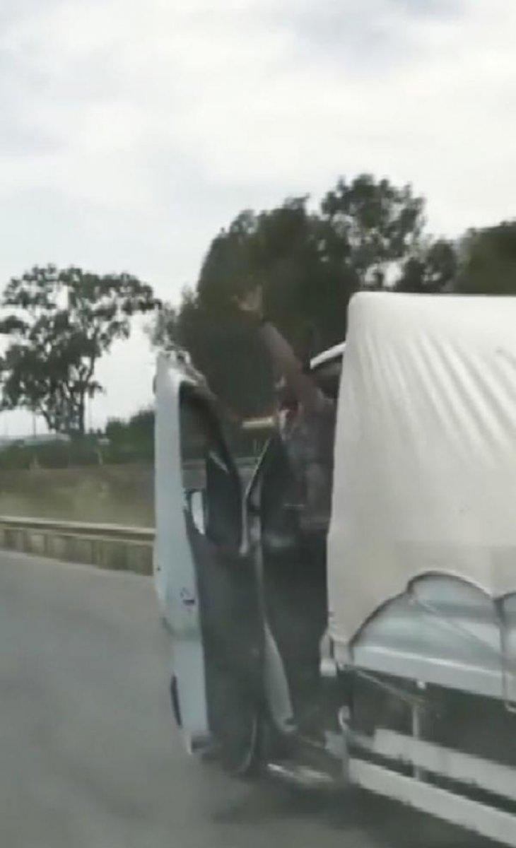 Antalya'da sürücü hareket halindeyken ayağa kalktı