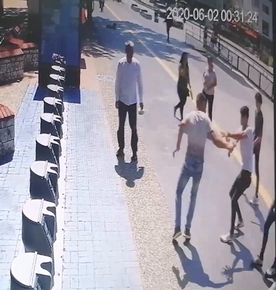 Antalya'da sigara vermek istemeyince, bıçaklandı