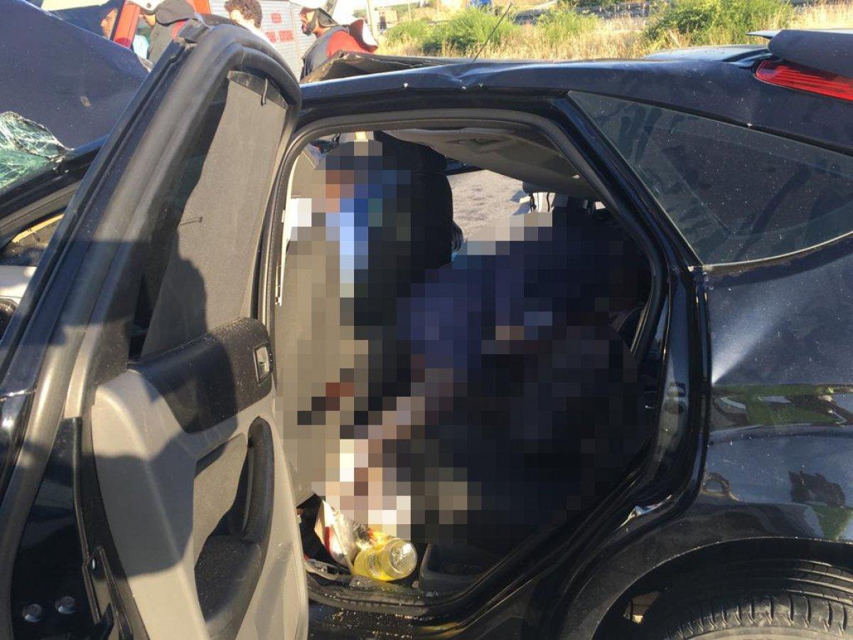 TEM’de otomobil tıra çarptı: 3 ölü, 1 kişi yaralandı