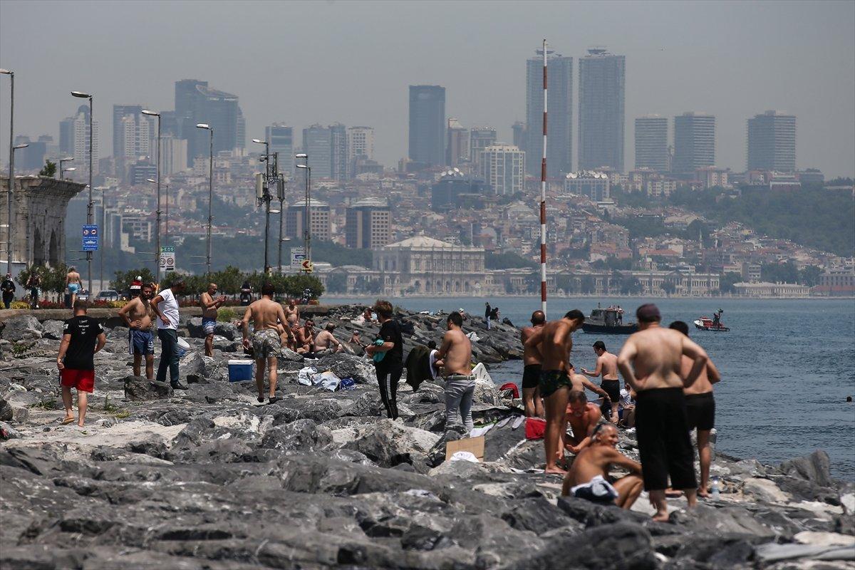 İstanbullu Boğaz'da serinledi