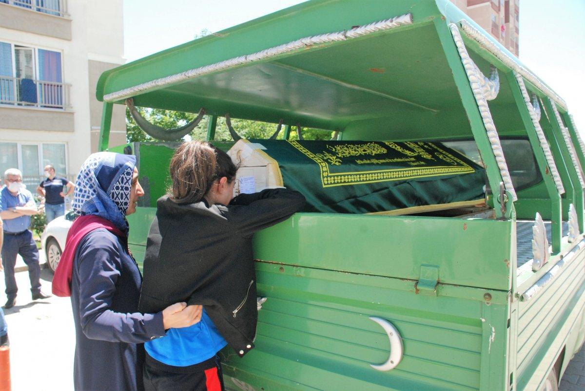 Platonik aşığı tarafından öldürülen kadın, defnedildi