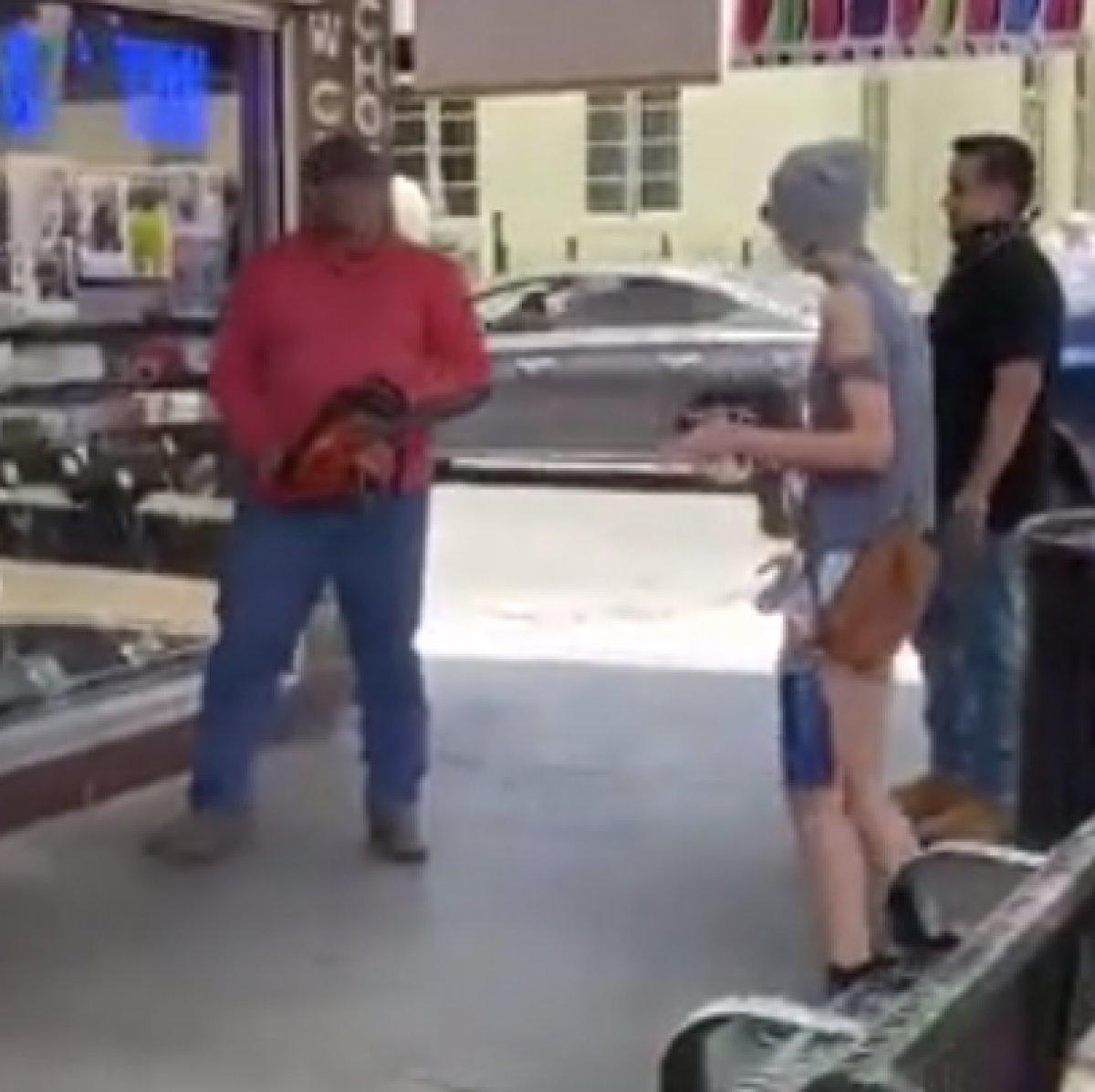 Teksas'ta, elektrikli testereyle protestocuları kovaladı