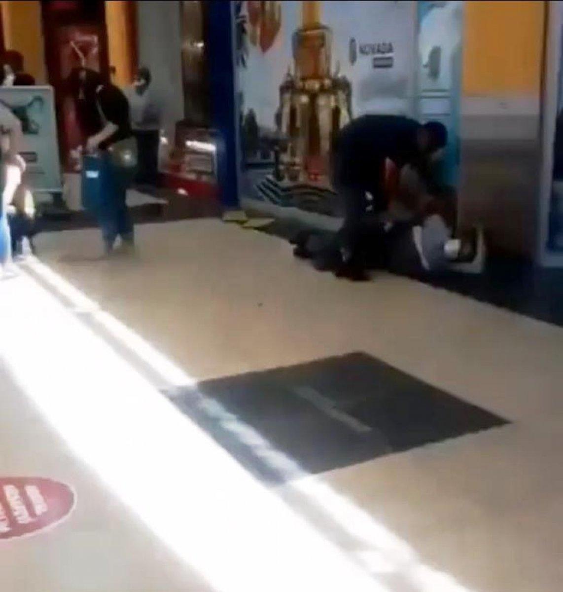 İzmir'de, eşiyle tartışan adam 3 kişiyi bıçakladı