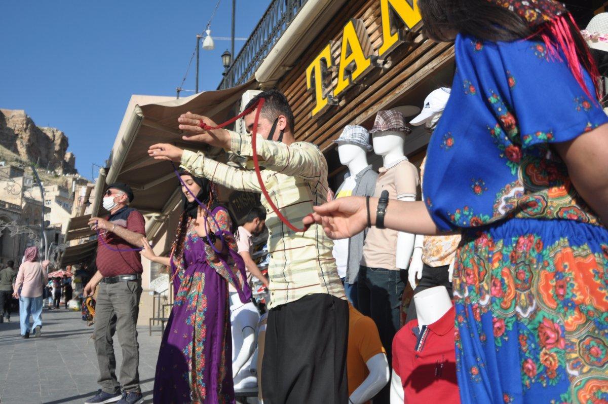 Mardin'de korona nedeniyle halay çekememeye 'ipli' çözüm