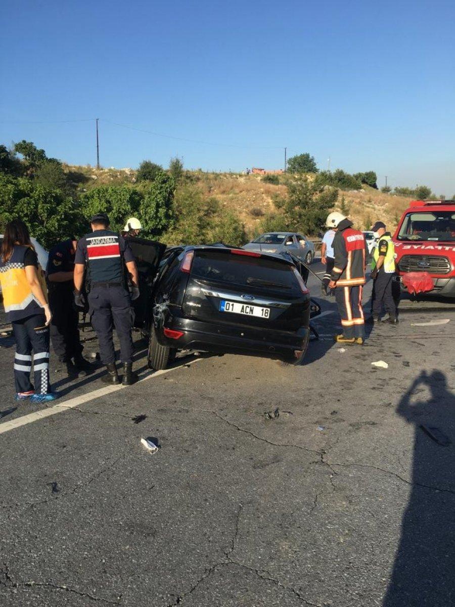 TEM’de otomobil tıra çarptı: 3 ölü, 1 kişi yaralandı