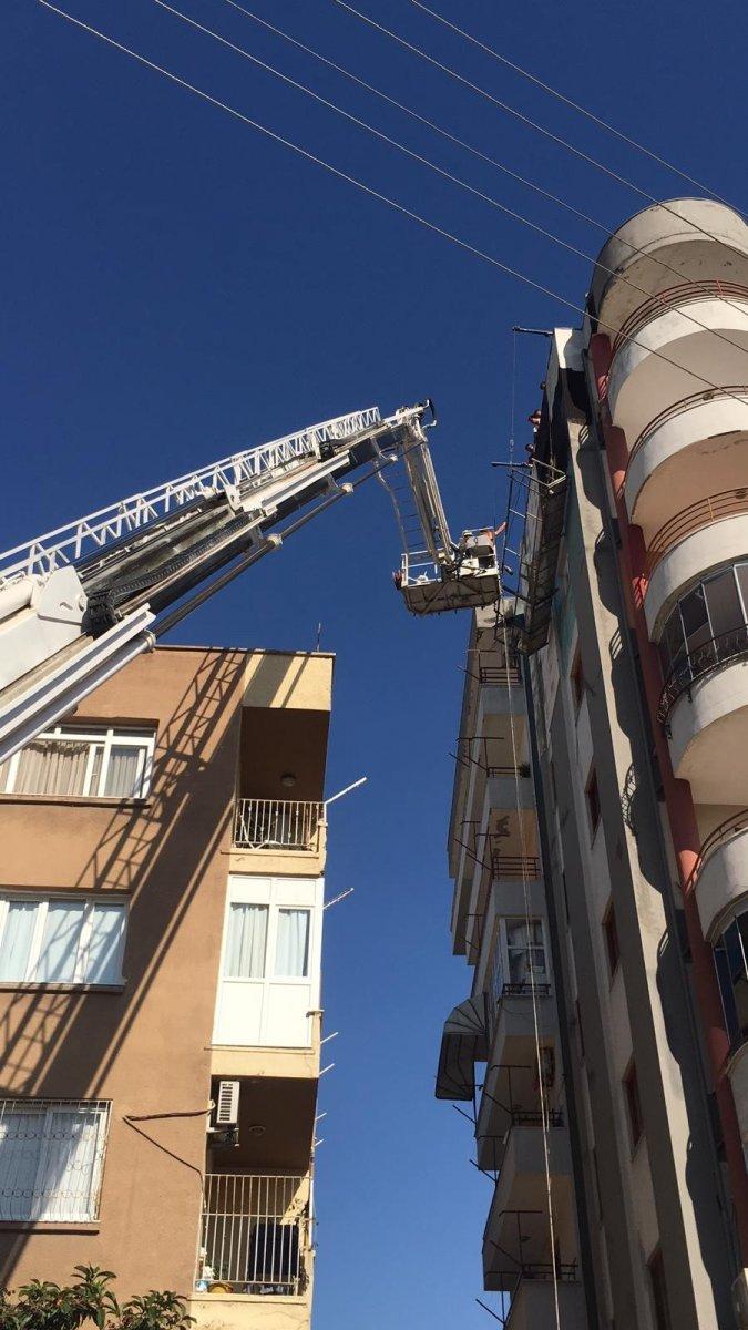 7. katta asılı kalan boyacının imdadına itfaiye yetişti
