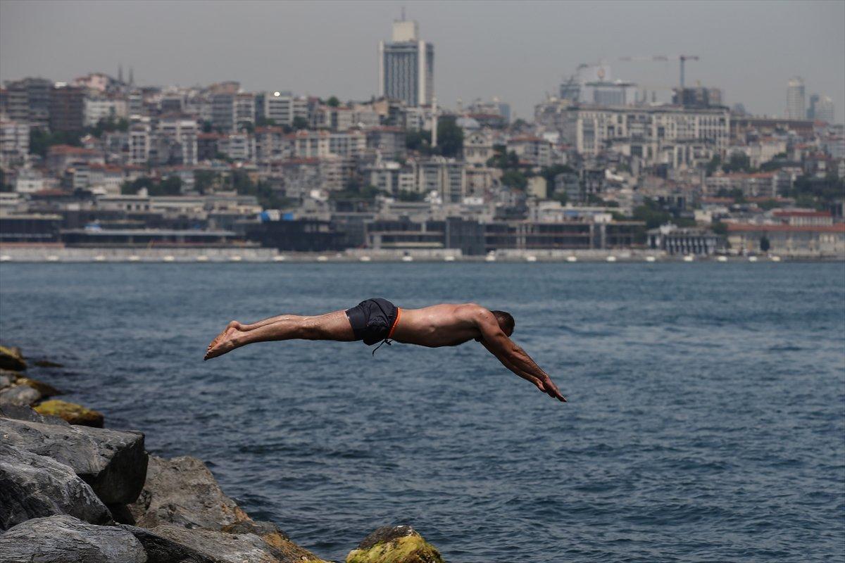 İstanbullu Boğaz'da serinledi