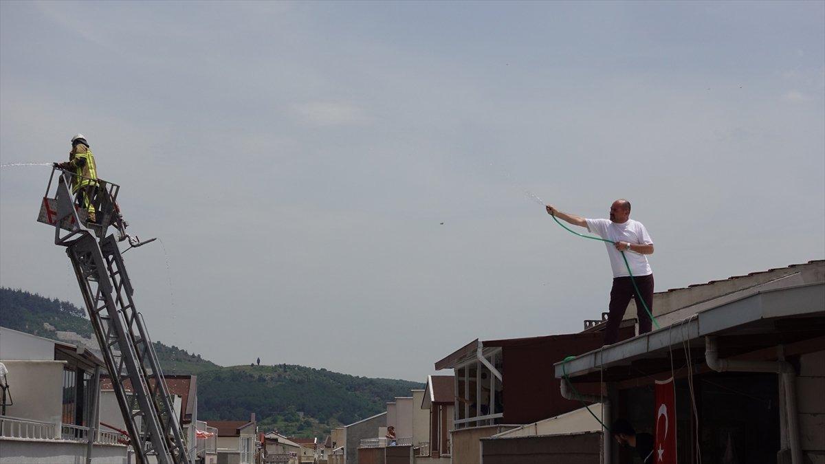 Bursa'da binanın çatı katında yangın çıktı