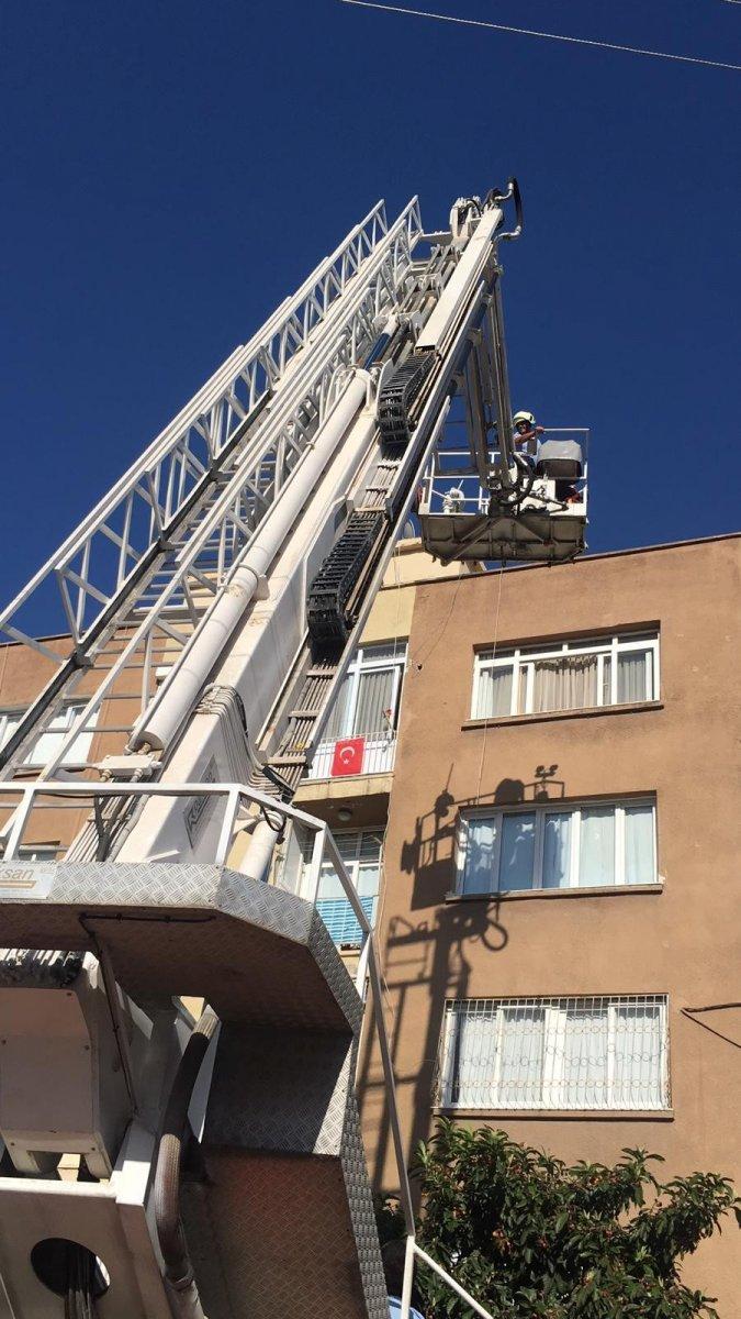 7. katta asılı kalan boyacının imdadına itfaiye yetişti