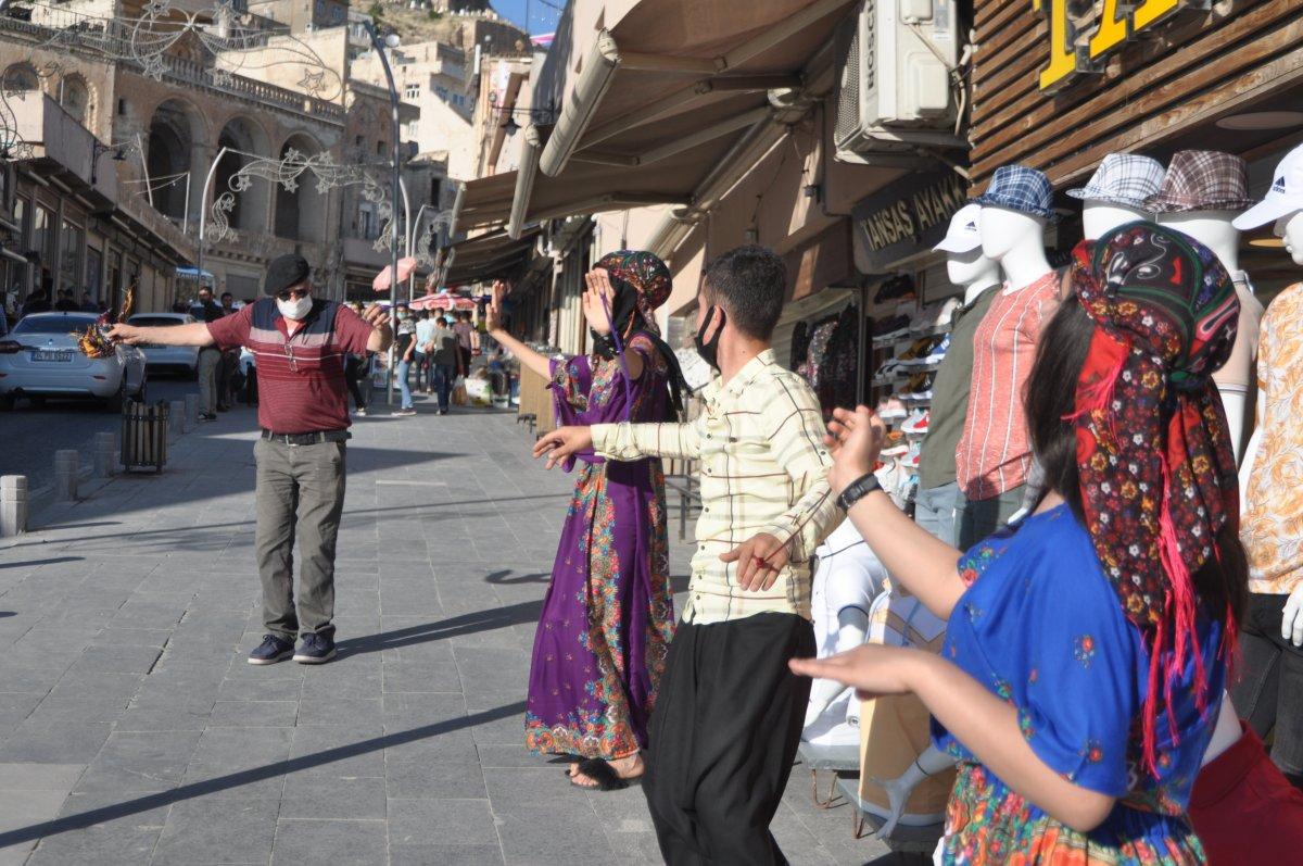 Mardin'de korona nedeniyle halay çekememeye 'ipli' çözüm