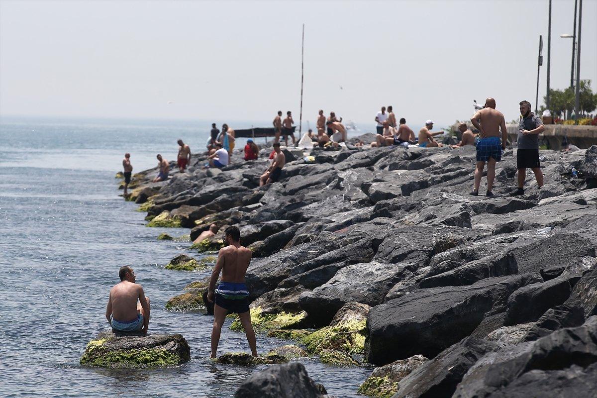 İstanbullu Boğaz'da serinledi